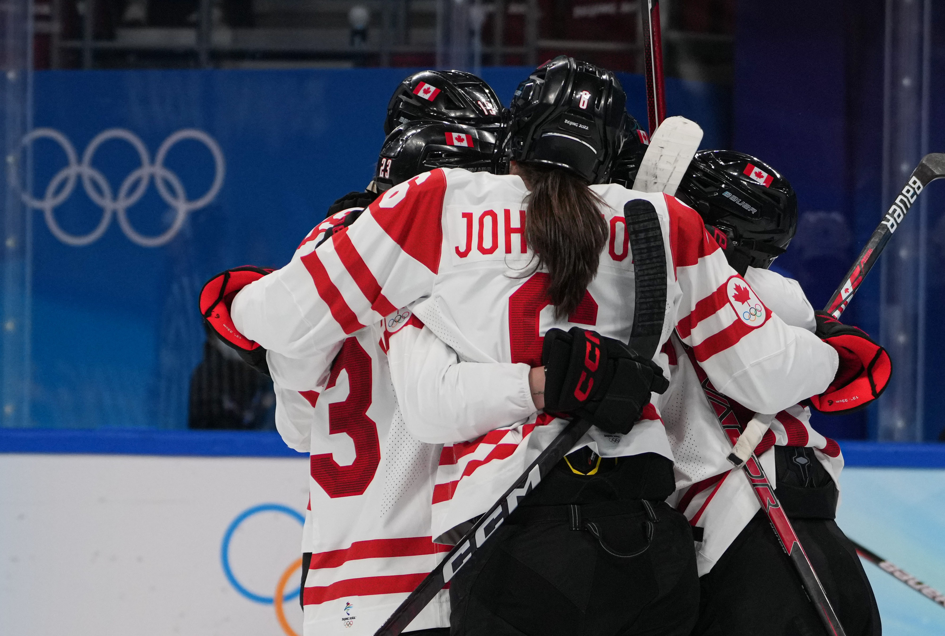 加拿大队在冰球比赛中力挫对手夺冠