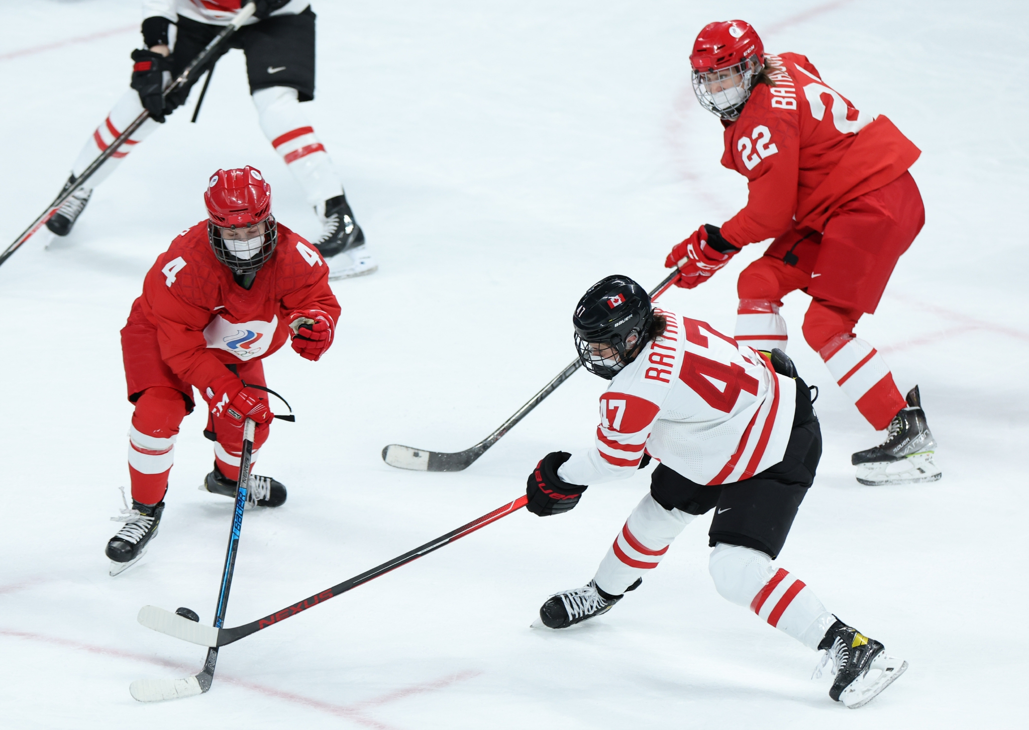 加拿大队在冰球比赛中力挫对手夺冠