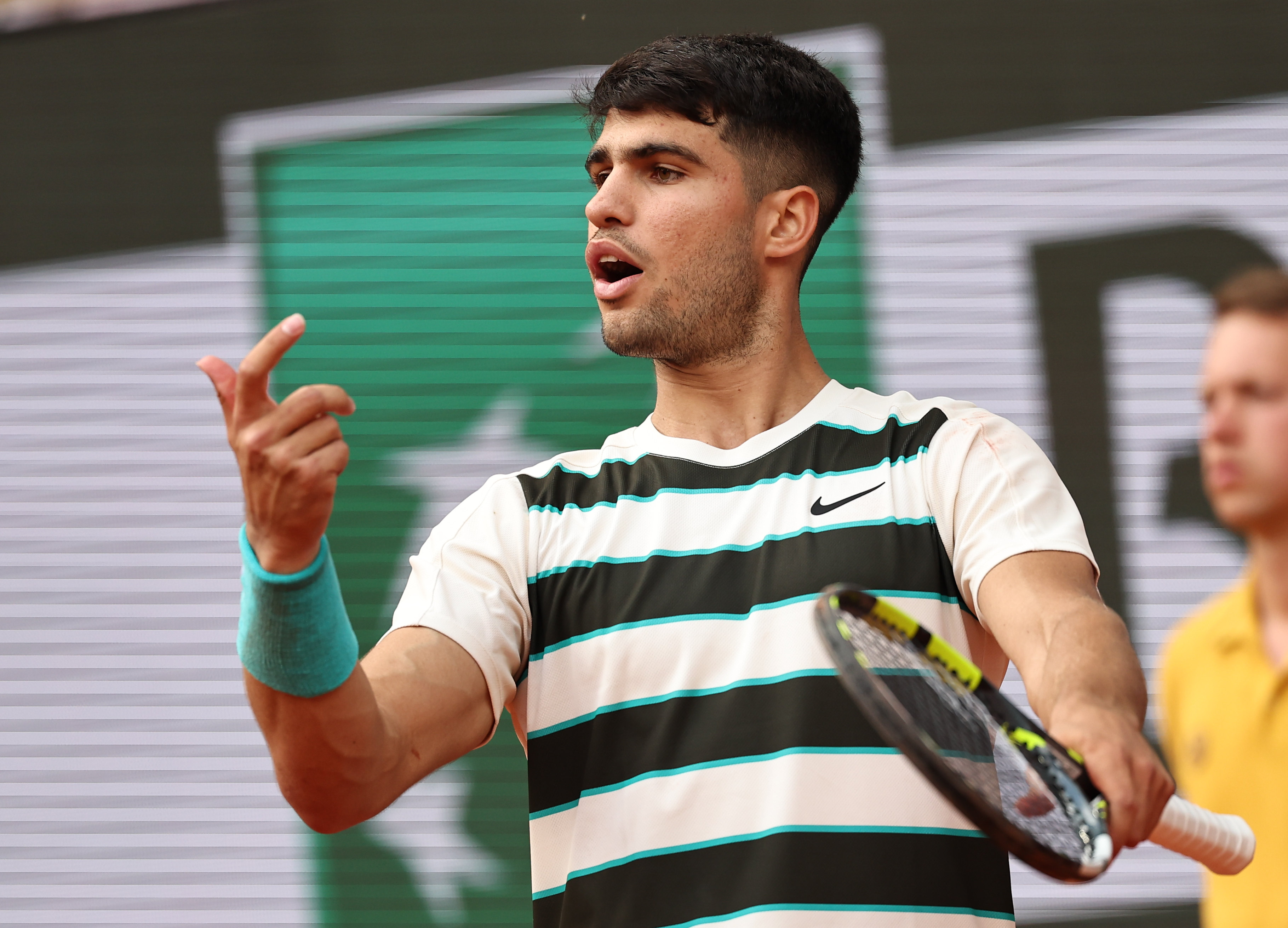 包含法网完胜拉沃尔杯，阿尔卡拉斯点燃赛场的词条