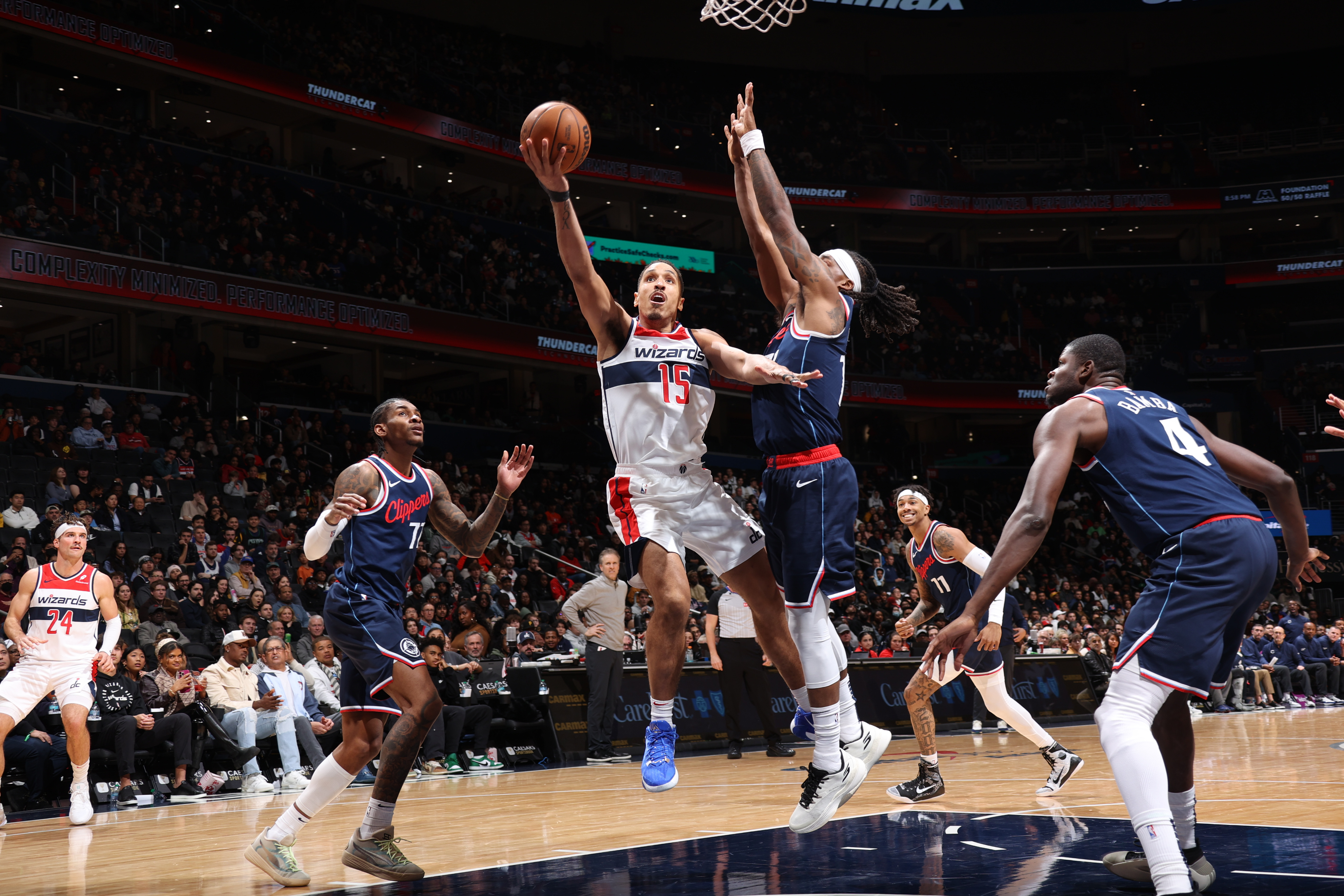 76人力克快船,克莱点燃赛场 76人力克快船,克莱点燃赛场